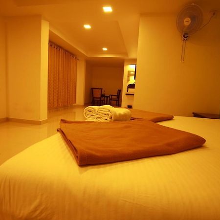 Temple Plaza Kochi Hotel Chottanikara Exterior photo