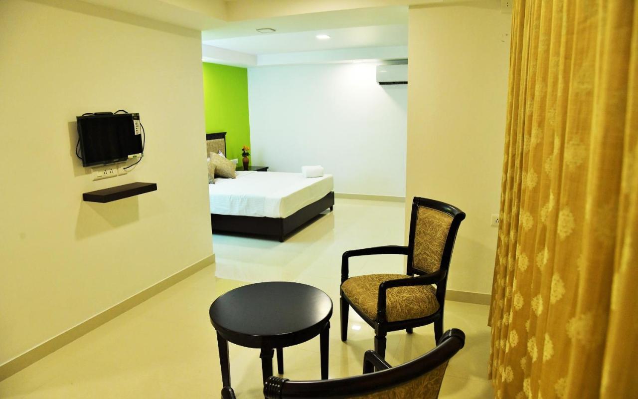 Temple Plaza Kochi Hotel Chottanikara Exterior photo