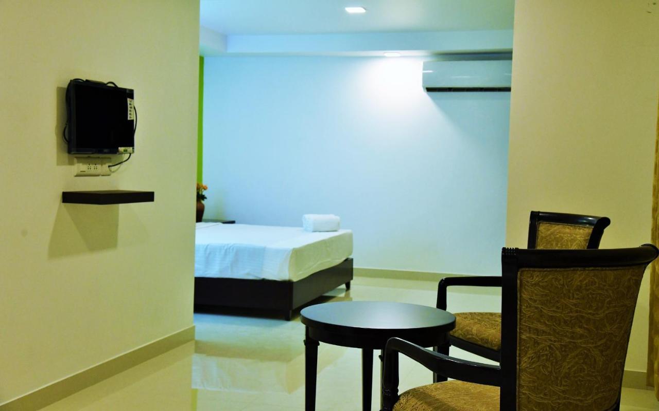 Temple Plaza Kochi Hotel Chottanikara Exterior photo