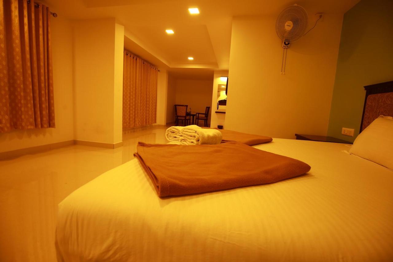 Temple Plaza Kochi Hotel Chottanikara Exterior photo
