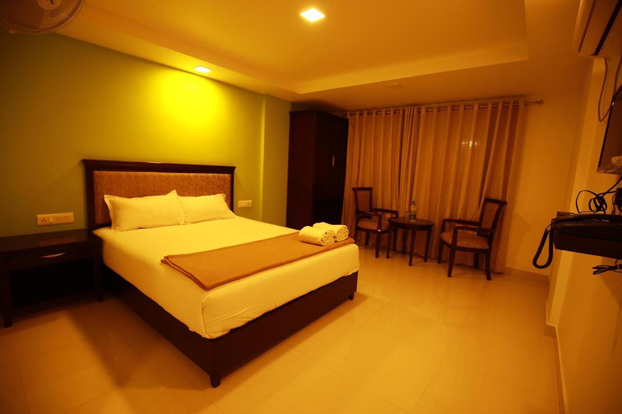Temple Plaza Kochi Hotel Chottanikara Exterior photo